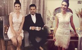 Oyuncu deniz baysal ile kolpa grubunun solisti barış yurtçu evlilik yolunda yilk adımlarını attılar. Deniz Baysal Ile Baris Yurtcu Nisanlandi