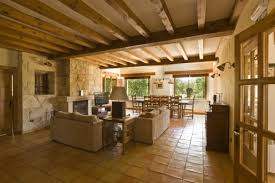 El encanto de las casas de pueblo, con patio y techos en madera y mamposteria de piedra. La Casa De La Sierra Casa Apartamento Cueva Rural En Orejana Segovia