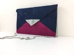 Sac pochette mariage bleu marine et rose fushia à paillettes dorées, très tendance pour une soirée, un mariage, les demoiselles d'honneur ou une cérémonie.cette pochette de soirée contiendra facilement vos indispensables téléphone, maquillage, clés , lunettes,papiers.elle est confec Sac Pochette Bleu Marine Et Rose Fushia En Suedine Paillettes Argentee Fil Des Toiles