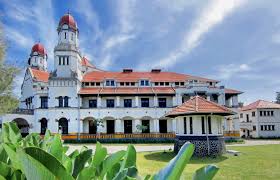 Similar with dutch rationalism, the style is the result of the attempt to develop new solutions to integrate traditional precedents (classicism) with new technological possibilities. 5 Essential Experiences In Semarang Indonesia
