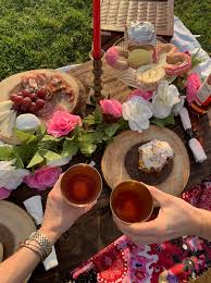 Allow us to style your next luxury picnic. Get A Picture Perfect Spread With Luxury Delivery Service Picnics In The City It S Not Hou It S Me