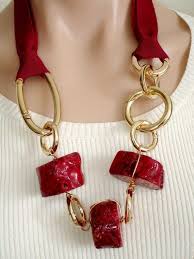 Declaracion Ashira Coral Rojo Natural Con Cinta Y Oro Mano A Mano Joyas De Joyeria Del Disenador Ashi Trending Necklaces Gorgeous Necklaces Seashell Jewelry