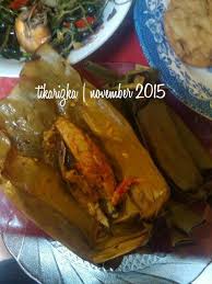 Masukkan tomat, belimbing wuluh, daun bawang, garam, merica bubuk, gula pasir dan bakso ikan. Brengkes Pindang Pepes Ikan Resep Masakan Terenak Facebook