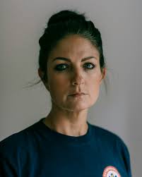 Mens Sara tog sig af skudofre uden for Field's, var der én ting, hun ikke  måtte tænke på. Hendes kæreste var derinde