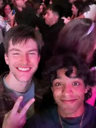 Hii 🙌 My name is Sam and I love playing Sky ☺️ I've been playing for 4  months. I hope we'll meet in sky :3