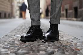 La ballerine, soulier peut être le plus décrié qu'il soit shoppé directement au rayon homme ou qu'il serve d'inspiration à un soulier retravaillé, il est la chaussure fermée parfaite. Du Style Des Pieds A La Tete Comment Choisir Ses Chaussettes Bonnegueule