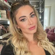 Buon sangue non mente e la giornalista di sky ha ereditato tutta la sua bellezza dalla mamma. Diletta Leotta Bio Age Net Worth Height Nationality Body Measurement Career