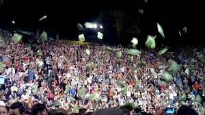 Pas de camping sur place. Bjork Les Nuits De Fourviere 2012 Lyon Lance De Coussins Youtube