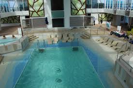 Das Hallenbad Auf Der Mein Schiff 4 Von Tui Cruises Uberdacht Und Beheizt Gibt Es Einen Pool Und Zwei Jacuzzis Tuicruises Mein Tui Cruises Hallenbad Schiff