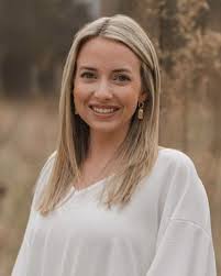 Carly Meadows's Instagram, Twitter & Facebook