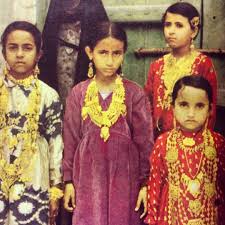 shamsa hasher mana almaktoum on instagram صورة التقطت في عام 1958م لمجموعة من الفتيات وقد ارتدين أزهى ملابسهن بالإضافة إلى ال instagram posts saree instagram