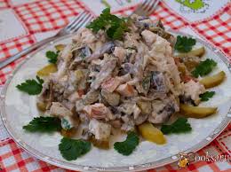 салат с копченой курицей и жареными грибами и огурцом Salat S Shampinonami Kopchyonoj Kuricej I Marinovannymi Ogurcami Foto Recept Prigotovleniya
