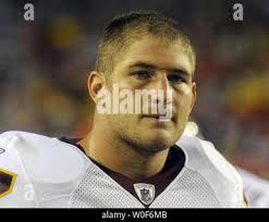 Washington Redskins' Chris Cooley walks down the field during football  minicamp practice, Saturday, June 16, 2007, in Ashburn, VA. (AP Photo/Haraz  N. Ghanbari Stock Photo