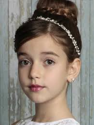 Magnifique robe de communion blanche ou ecru, modele simple adapté, chez carrefour des ceremonies, vous pourrez acheter votre tenue de 1ere communion sans la robe pour communion gariné de couleur blanche avec son tissu de bonne qualité, sa coupe est simple, votre fille va l'adorez ! Coiffure Communion 60 Idees Geniales Pour Les Petites Demoiselles