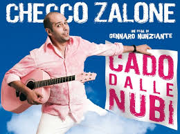 Cado dalle nubi è un film del 2009 diretto da gennaro nunziante, e prodotto dalla taodue di pietro valsecchi. Cado Dalle Nubi Stasera In Tv Su Canale 5 Un Musicista Neomelodico A Milano