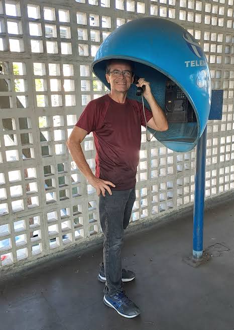 ORELHÃO, O AMIGÃO Uma das peças mais icônicas do mobiliário urbano, o  orelhão tem lugar cativo na memória afetiva carioca — pelo menos, dos  cariocas acima de 30 anos de idade. O