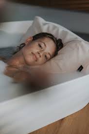 Badesofa macht die badewanne mit kissen zum entpsannungsort. Aaaed3alke Btm