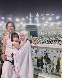 Selepas hampir setahun melakar kehidupan sebagai seorang isteri, ratu rock kesayangan negara, ella dan suaminya, azhar ghazali selamat m. Ella Bawa Anak Tunai Umrah
