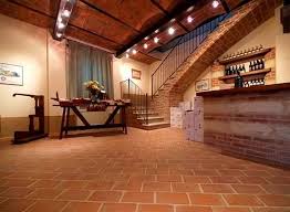 Ada yang berukuran 40 x 40 cm, 50 x 50 cm, atau yang lebih besar lagi. Inovasi Keramik Untuk Lantai Rumah