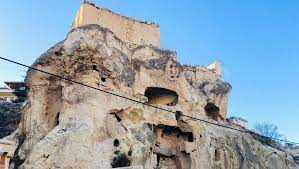 Evet arkadaşlar hızla i̇stanbul'dan uzaklaşma planlarım devam ediyor.edirne tarafında aşağıdaki evi buldum sahile çok yakın gözüküyor.sadece toprağı için bile 40 bin tl verilir diye düşünüyorum.sonrasında yıkıp. 40 Odali Magara Ev 2 Milyon 750 Bin Tl Ye Sahibini Bekliyor