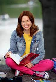 Ellie kemper is the kind of stable, intelligent, funny, healthy woman that usually only exists in yogurt commercials. Netflix Love Kimmy Schmidt Ellie Kemper Unbreakable Kimmy Schmidt Kimmy Schmidt