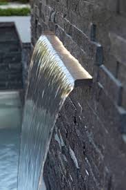 Installez une pompe pour fontaine à eau à l'intérieur de votre récipient, en passant le fil à etape 6 : Choisir Et Installer Une Fontaine Ou Un Bassin Dans Son Jardin