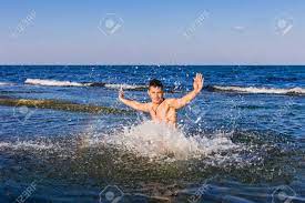 Hombre Joven Desnudo Saltando De Alegría Del Agua Del Mar Fotos, retratos,  imágenes y fotografía de archivo libres de derecho. Image 39625544