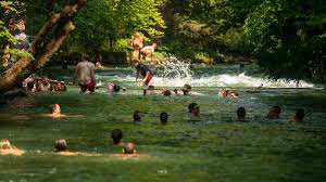 Der münchner englische garten zählte zu den ersten großen kontinentaleuropäischen parkanlagen, die von jedermann betreten werden durften. Der Eisbach Wahnsinn Stadt