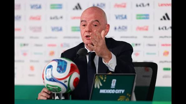 La FIFA volvió a permitir preguntas en español durante las conferencias de prensa del Mundial, tras recibir críticas por haber impedido el uso del idioma en tres ocasiones anteriores. ...