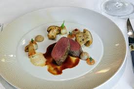 Reh Aus Der Bareiss Jagd In Wildaromen Gebraten Mit Steinpilzen Und Zitronenthymian Steinpilze Braten Lebensmittel Essen Steinpilze