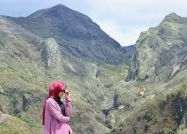 Keindahan panorama alam, suasana pegunungan yang sejuk menjadi pertimbangannya. Wisata Gunung Kelud Mulai Taman Bunga Hingga Kawah Vulkanik