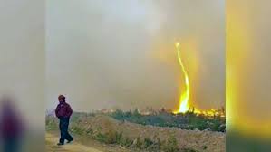 A fire tornado, also known as fire whirl, fire twister, or firenado is a whirlwind which is made up of ash or flame. Kaum Zu Glauben Aber Wahr Seltener Feuer Tornado Schraubt Sich In Die Hohe N Tv De