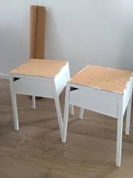 Voici comment détourner de manière très simple la table de chevet rast, un basique on a toujours besoin d'une petite table pour ranger quelques livres, poser une lampe… je vous propose de transformer une table de chevet basique. Diy Table De Chevet Selje Ikea Liege Paperblog