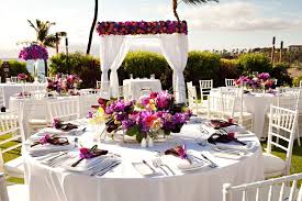 Page Chase S Four Seasons Maui Wedding True Bliss Florals Hawaiian Wedding Table Centerpieces Hawaiian Centerpieces Maui Weddings Hawaiian Wedding