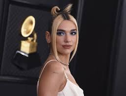 Jul 28, 2021 · dua lipa reiterated her support for the lgbtq community this week in response to sexist and homophobic comments made by rapper dababy, a recent collaborator. Wie Dua Lipa Zum Weltstar Wurde