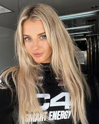 Lindsay Brewer's Instagram, Twitter & Facebook