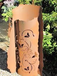 Edelrost Saulenbogen Lilie Edelrost Dekosaule Mit Schonem Blumenmuster Und Schmetterlingen Auf Der Vorderen Seite Der Hinte Edelrost Stahl Kunst Hof Kunst