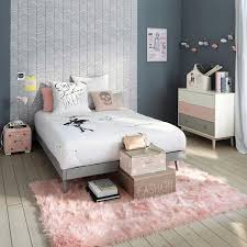 The beautiful pattern on the wallpaper makes the bedroom look classic and palatial. Pin On Grey Pink Room
