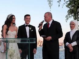 Ayrıca mikrodalga fırın ve buzdolabıyla donatılmış bir mutfak mevcuttur. Erdogan Ist Trauzeuge Bei Ozils Hochzeit Nw De