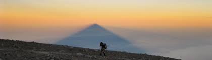 The highest volcano on indonesia's most densely populated island of java, spewed hot clouds as far away as 4.5 kilometers (nearly 3 miles) on saturday. Gunung Semeru Gunung Bagging