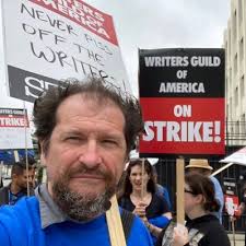 Lisa Gullickson (@sidewalksiren)