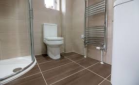 Brown Floor Tiles And A Light Shade Of Beige On The Walls Looks Lovely In This Ensuite Ensuite Brown Tile Floor Dark Brown Floor Brown Tile Floor Bathroom