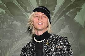 Machine gun kelly in july 2021, wearing what appeared to be hair extensions. 5naersdymtnsum
