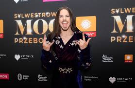 Wokalista wybrał czerń i przylegający kostium. Sylwester 2020 2021 Polsat Bajm Dawid Kwiatkowski Enej Loona I Michal Szpak Co Z Tvn Kronika24 Pl