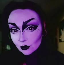 run wher first Not all snakes are poisonous, don't you see one always check  VENOMOUS NON-VENOMOUS NON Holic @also_holic "Oh snake hold up, raise your  head let me see"