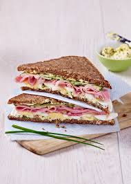 Das Sandwich Ihrer Traume Vollkornbrot Mit Kochschinken Ei Gurke Senf Und Schnittlauch Rezepte Leckeres Essen Sandwich Rezepte Gesund