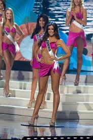 La bellissima colombiana ha 22 anni ed studia all'università presso la facoltà di economia aziendale. Latino Voices Latino News Entertainment Style And Culture Miss Universe Swimsuit Pageant Outfits Miss Pageant