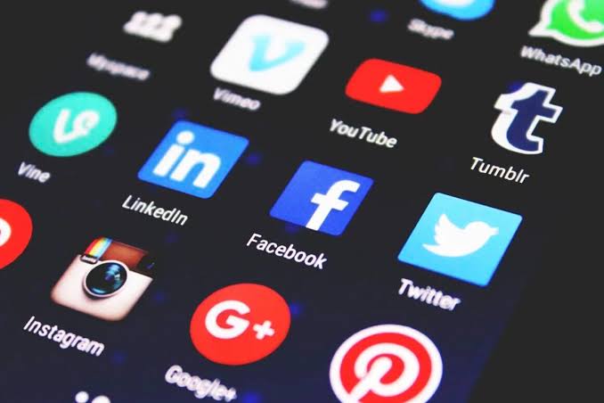 Dari Layar Kecil ke Genggaman Tangan: Bagaimana Platform Digital Mengubah Wajah Hiburan Modern