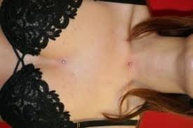 dermal anchor auf der brust piercing studio wien