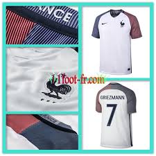 Ces vêtements siéront encore mieux aux supportrices ! Epingle Sur Maillot Equipe France